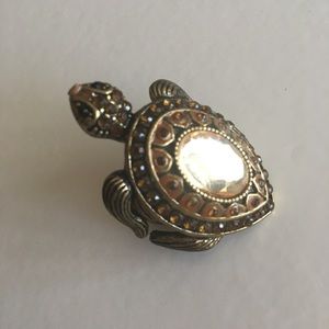 ⭐️ Stretchy bronze colored turtle ring with crystals